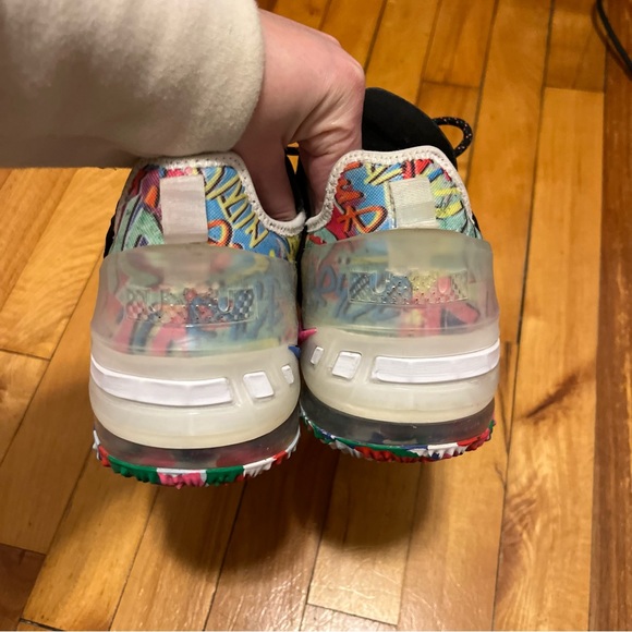 Boys Lebron basketball shoes - Picture 2 of 6